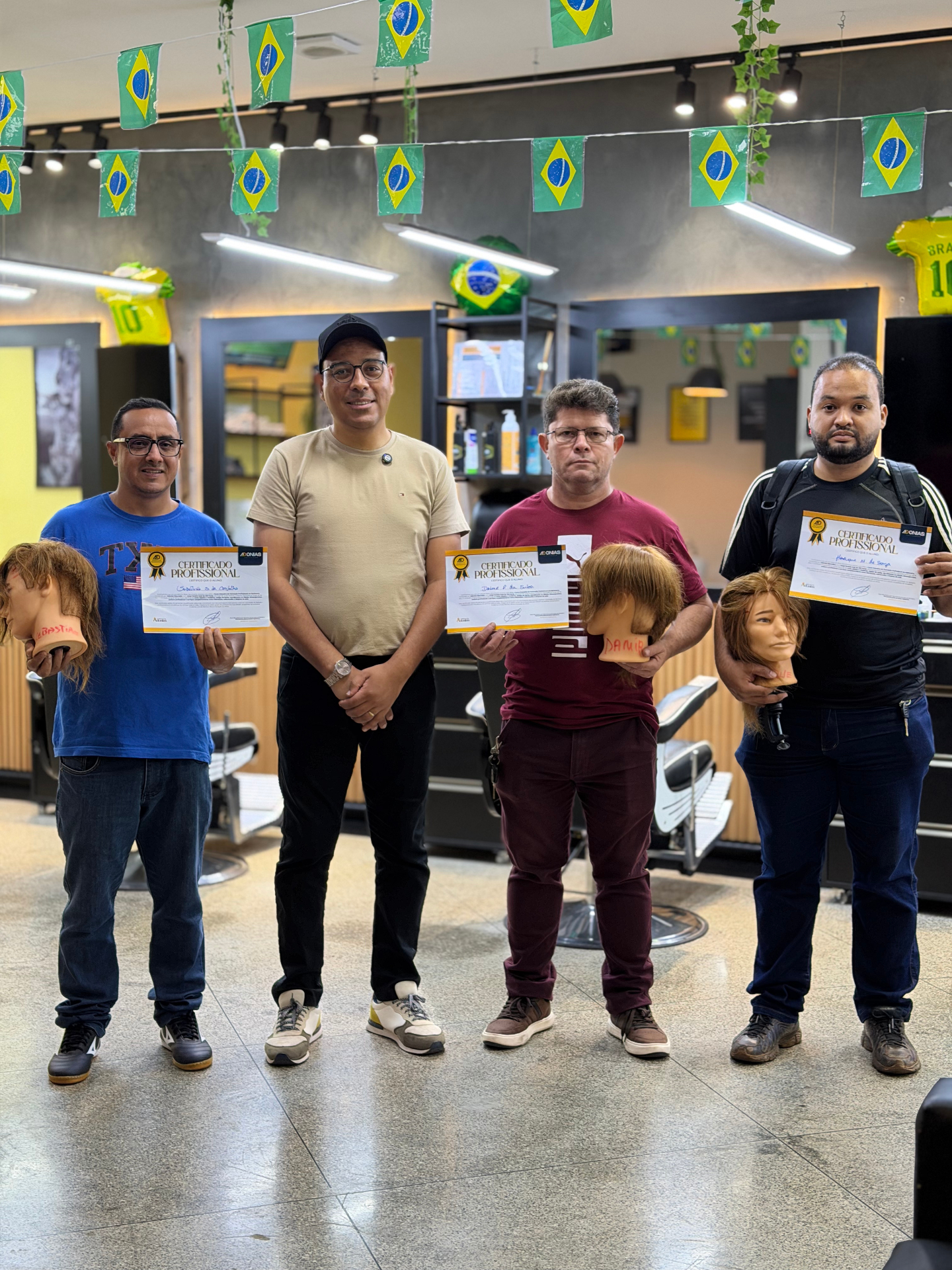 Formandos com certificados — Adonias Academy